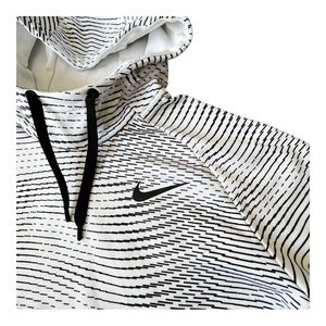 Nike Therma Hood• Storm graphic white/ black design• Scuba Hood• Sz Large